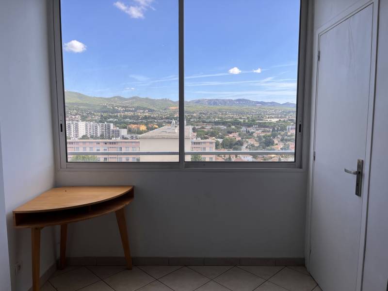 A louer, proche du Métro la Rose 13013 Marseille, 8 minutes à pied, appartement 2 pièces meublé.