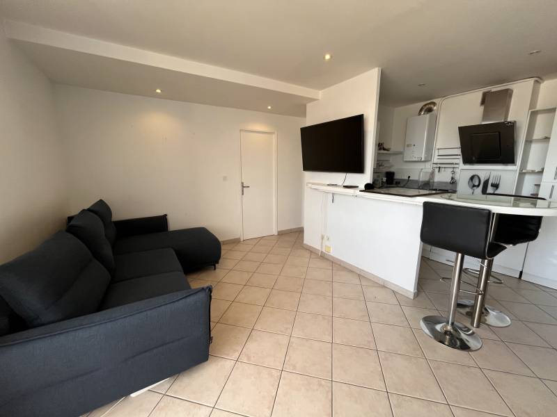 A louer, proche du Métro la Rose 13013 Marseille, 8 minutes à pied, appartement 2 pièces meublé.