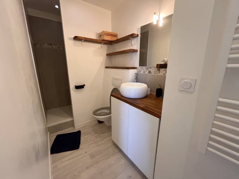 A louer, proche du Métro la Rose 13013 Marseille, 8 minutes à pied, appartement 2 pièces meublé.