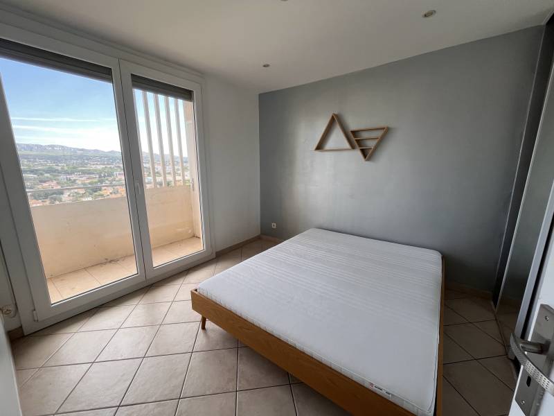 A louer, proche du Métro la Rose 13013 Marseille, 8 minutes à pied, appartement 2 pièces meublé.