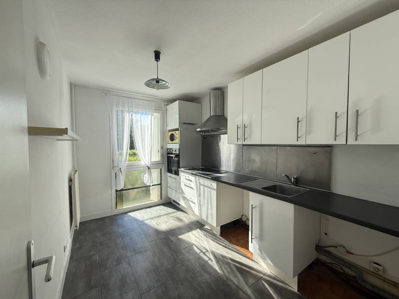 À louer Saint Tronc 13010 Marseille  – Spacieux appartement T4 avec terrasse, parking privatif et cave
