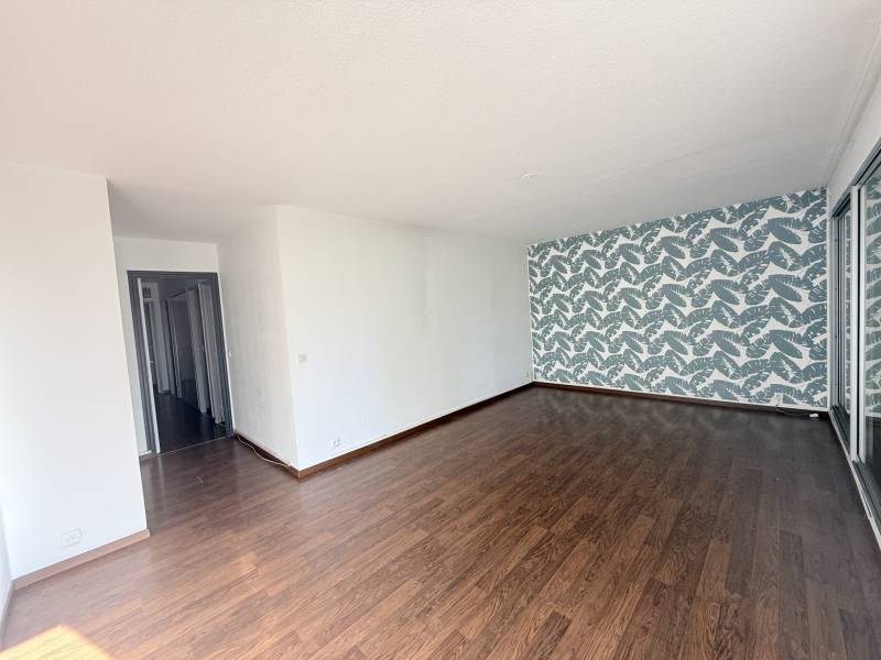 À louer Saint Tronc 13010 Marseille  – Spacieux appartement T4 avec terrasse, parking privatif et cave