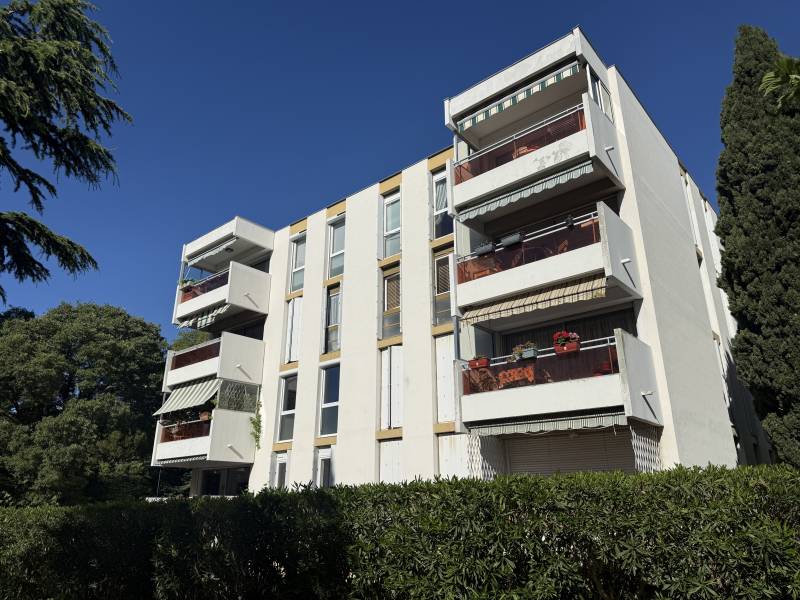 À louer Saint Tronc 13010 Marseille  – Spacieux appartement T4 avec terrasse, parking privatif et cave