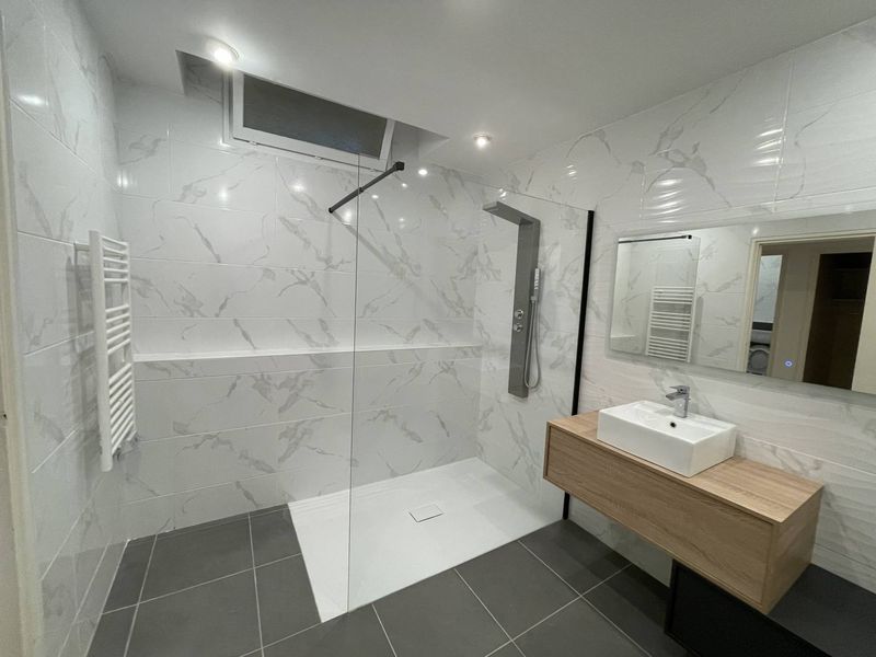 A louer 13011 Les Accates  T3/T4 rez de jardin de 200 m²