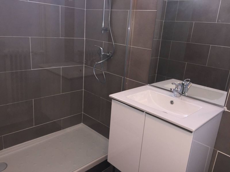 salle de douche rénovée appartement 3 pièces 57 m2