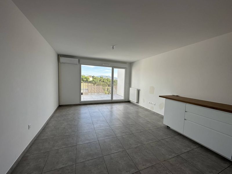 séjour A louer appartement 3 pièces en dernier étage avec terrasse et place de parking privative  Château Gombert 13013 Marseille