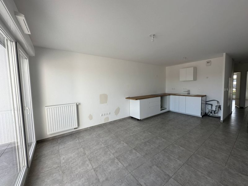 séjour lumineux A louer appartement 3 pièces en dernier étage avec terrasse et place de parking privative  Château Gombert 13013 Marseille