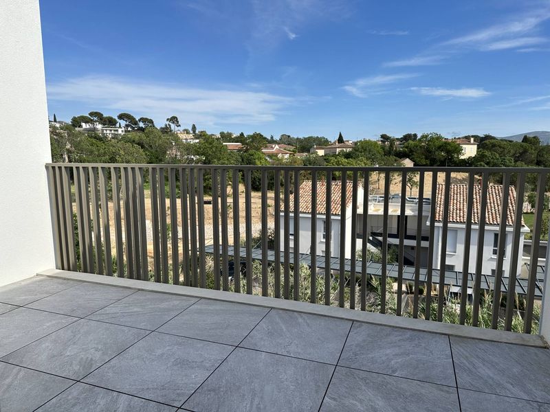 terrasse A louer appartement 3 pièces en dernier étage avec terrasse et place de parking privative  Château Gombert 13013 Marseille