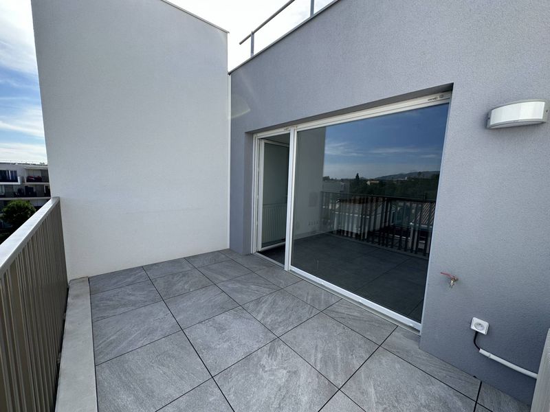 terrasse résidence de standing A louer appartement 3 pièces en dernier étage avec terrasse et place de parking privative  Château Gombert 13013 Marseille