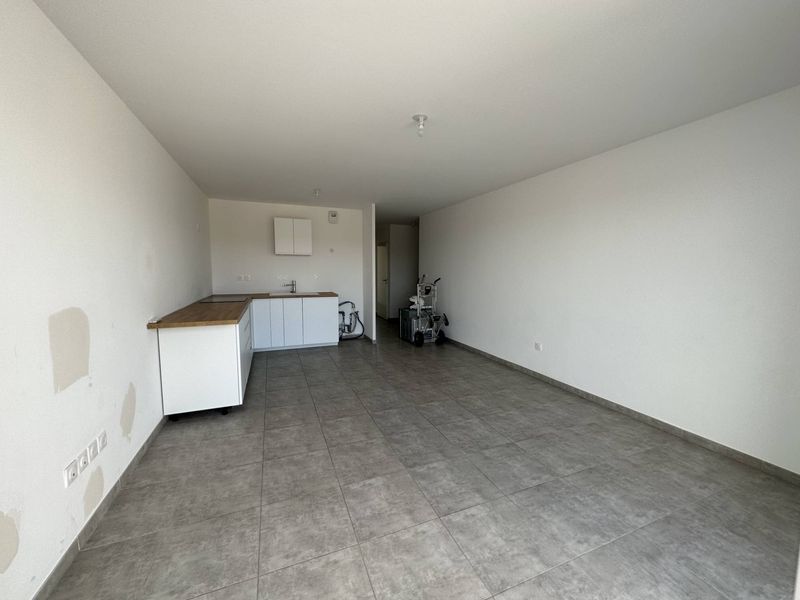 séjour cuisine A louer appartement 3 pièces en dernier étage avec terrasse et place de parking privative  Château Gombert 13013 Marseille