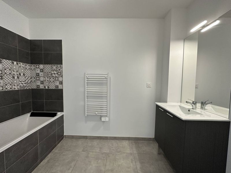 salle de bains A louer appartement 3 pièces en dernier étage avec terrasse et place de parking privative  Château Gombert 13013 Marseille