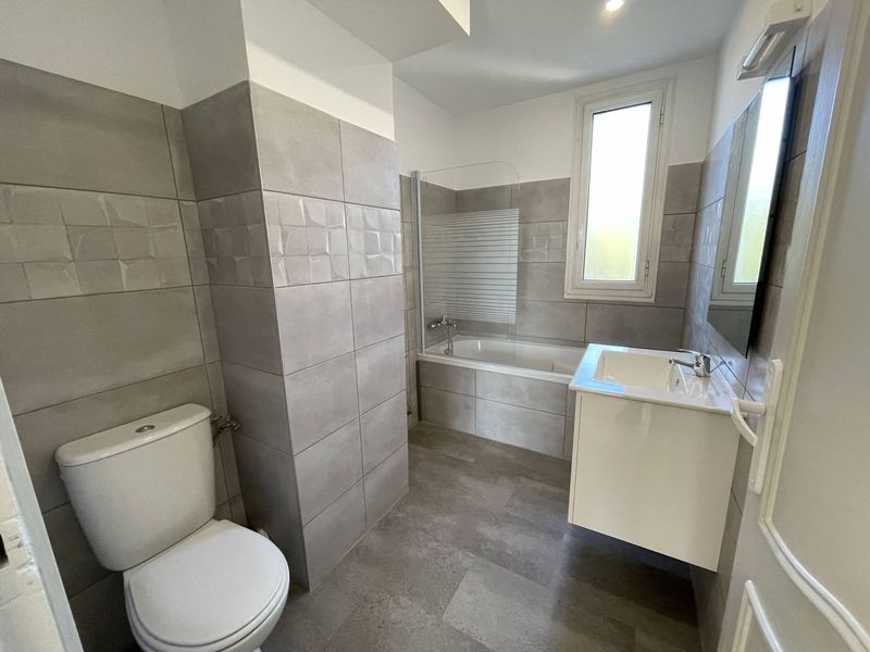 A Louer Appartement 3 / 4 avec 2 chambres de 60 m2 rénové avec balcon vue dégagée proche du parc de la Moline 13012 Marseille