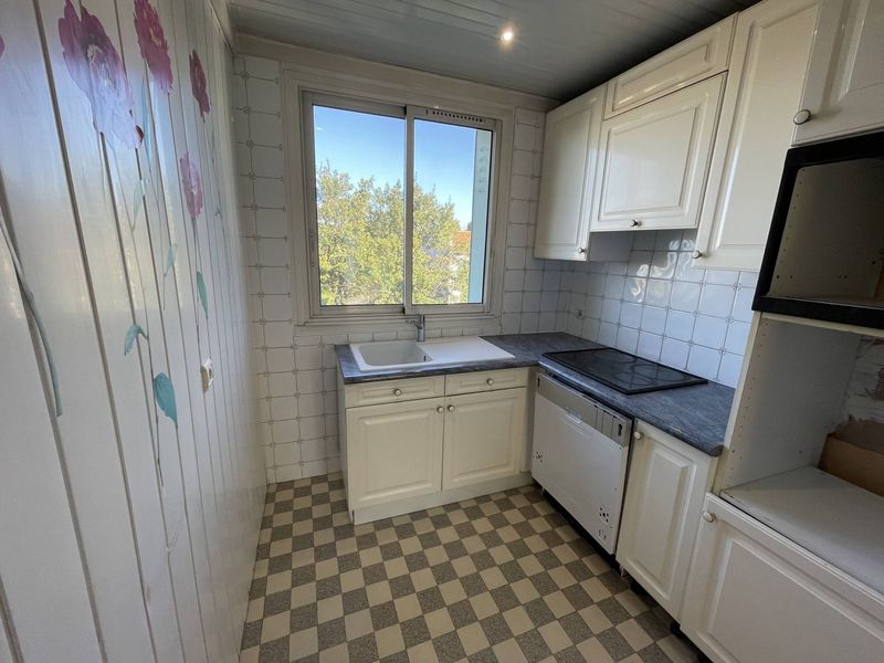 A Louer Appartement 3 / 4 avec 2 chambres de 60 m2 rénové avec balcon vue dégagée proche du parc de la Moline 13012 Marseille