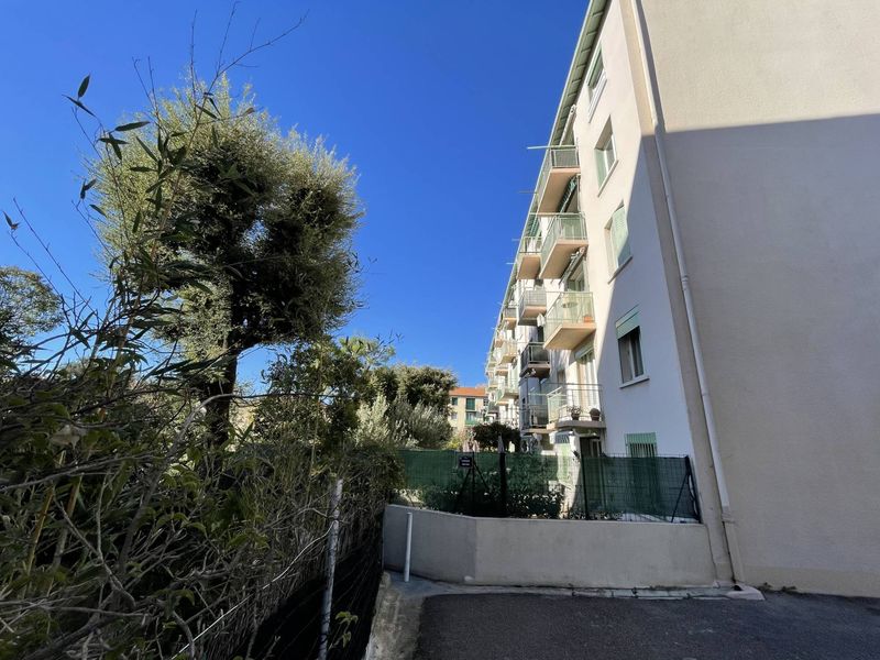 A Louer Appartement 3 / 4 avec 2 chambres de 60 m2 rénové avec balcon vue dégagée proche du parc de la Moline 13012 Marseille
