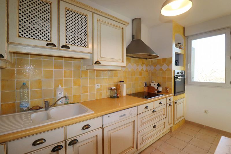 L'agence immobilière Provencia, spécialiste de la location depuis plus de 20 ans, nous vous proposons un appartement sur le secteur des caillols 13012 Marseille.