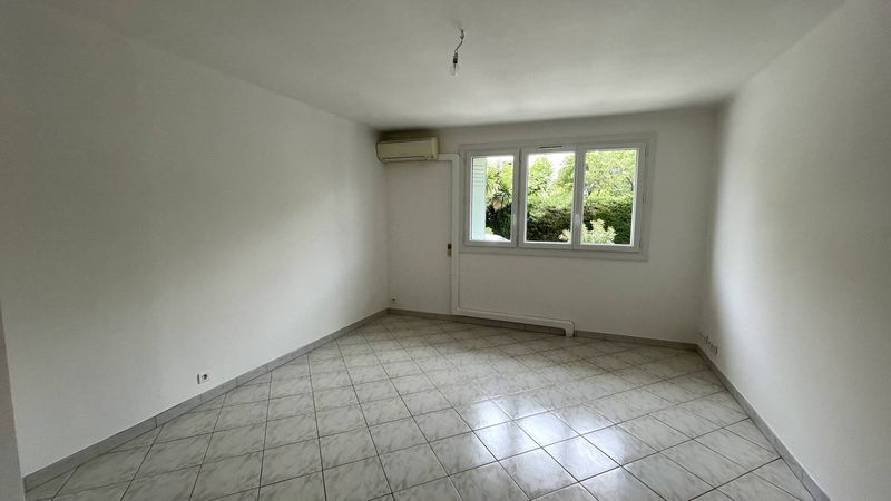 séjour A louer appartement 3 pièces entièrement rénové entre la place de Bois Luzy et le village de Saint Barnabé 13012 Marseille
