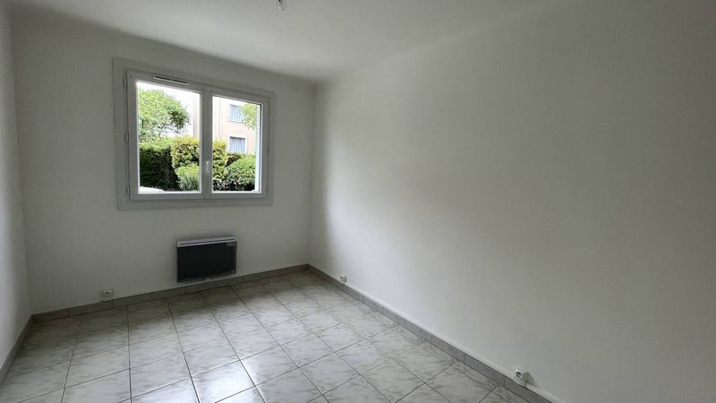 chambre 1 A louer appartement 3 pièces entièrement rénové entre la place de Bois Luzy et le village de Saint Barnabé 13012 Marseille