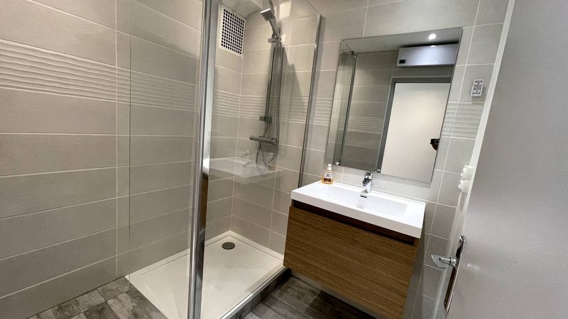 salle de douche rénovée A louer appartement 3 pièces entièrement rénové entre la place de Bois Luzy et le village de Saint Barnabé 13012 Marseille