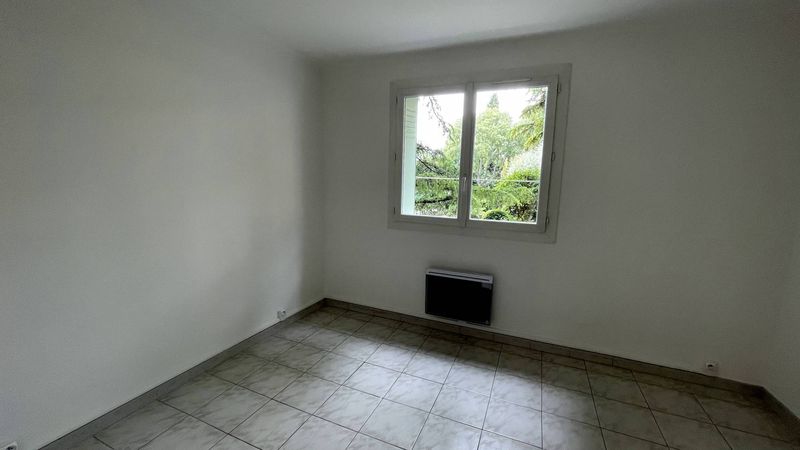 chambre 2 A louer appartement 3 pièces entièrement rénové entre la place de Bois Luzy et le village de Saint Barnabé 13012 Marseille