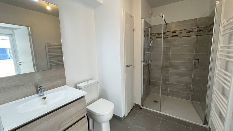 salle de douche A louer appartement 3 pièces de 30 m² avec grande terrasse et garage situé en le village de Saint Barnabé et La Fourragère 13012 Marseille