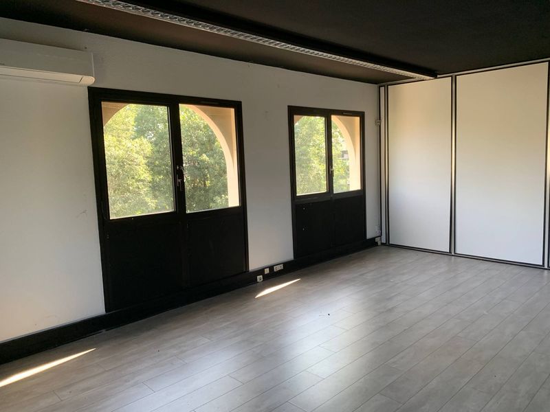 Cet espace bureau est situé au 2e étage avec ascenseur d'un immeuble de bureaux implanté au coeur d'une zone d'activité commerciale très bien desservie