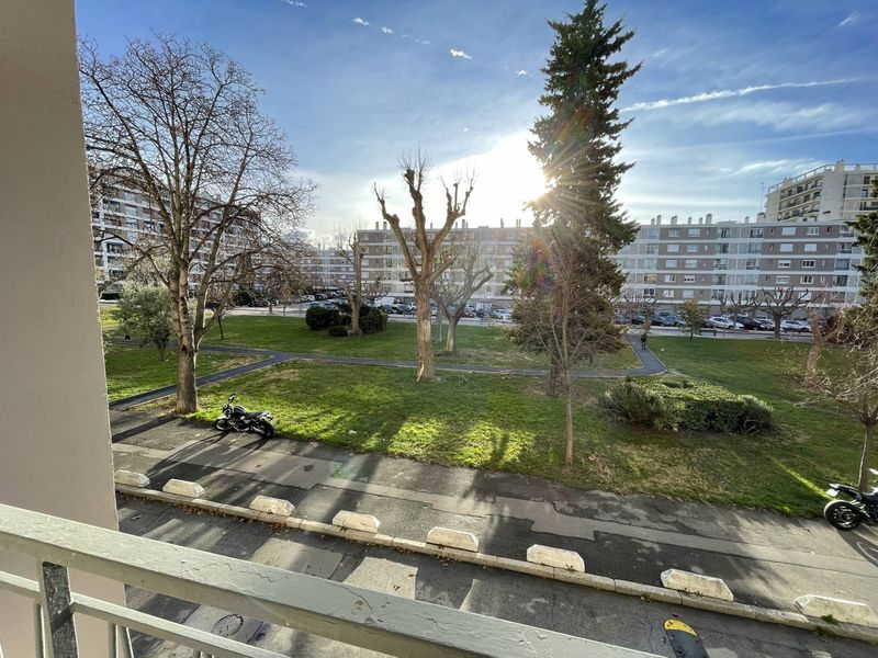vue balcon A louer appartement 2 pièces entièrement rénové Parc Dromel 13009 Marseille