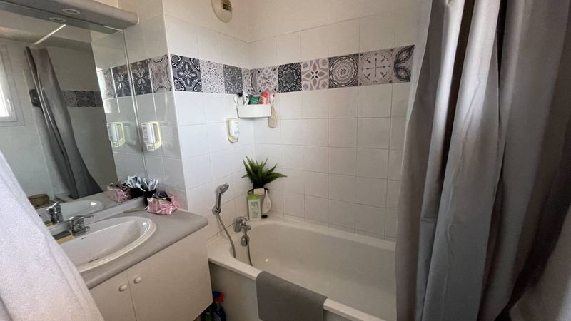 L'agence immobilière provencia vous propose a louer sur plan de cuques un duplex avec place de parking privative.