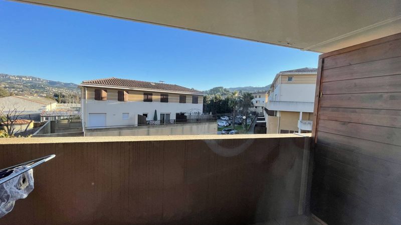 L'agence immobilière provencia vous propose a louer sur plan de cuques un duplex avec place de parking privative.