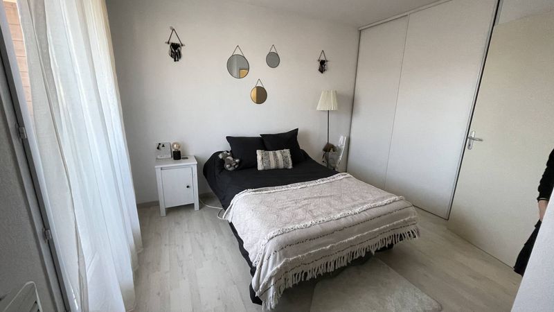 L'agence immobilière provencia vous propose a louer sur plan de cuques un duplex avec place de parking privative.