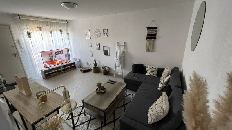 L'agence immobilière provencia vous propose a louer sur plan de cuques un duplex avec place de parking privative.