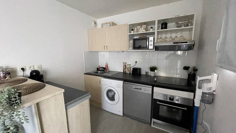 L'agence immobilière provencia vous propose a louer sur plan de cuques un duplex avec place de parking privative.