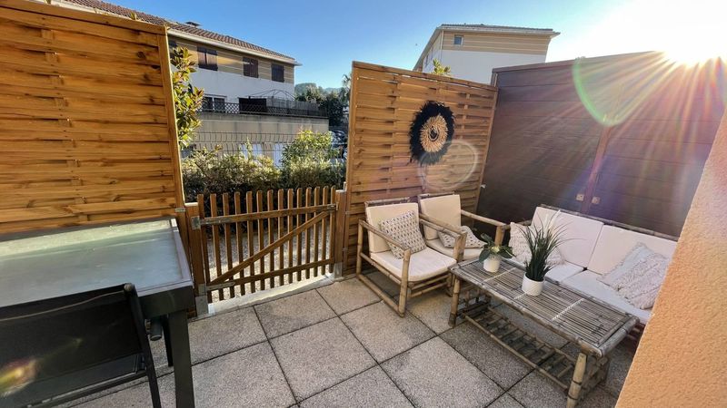 L'agence immobilière provencia vous propose a louer sur plan de cuques un duplex avec place de parking privative.
