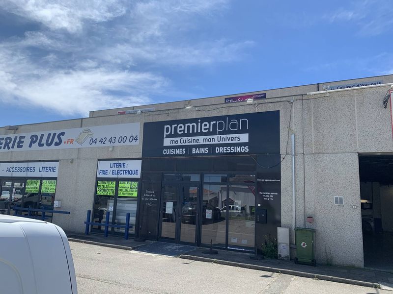 A louer local 250 m² avec vitrine zone d'activité commerciale de la Valampe CHÂTEAUNEUF-LES-MARTIGUES (13220)