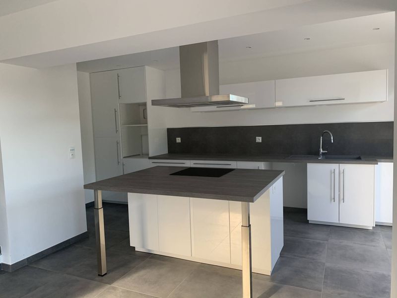 cuisine A louer villa 4 chambres avec jardin et stationnements Château Gombert 13013 Marseille