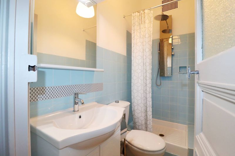 salle d'eau A louer studio meublé en plein cœur du village de Saint Barnabé 13012 Marseille