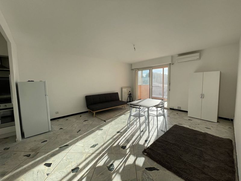 pièce principale Location meublée appartement 1 pièce d'environ 28 m² avec terrasse vue mer 83140 Six four les plages