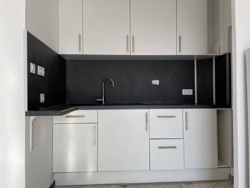 cuisine Location meublée appartement 1 pièce d'environ 28 m² avec terrasse vue mer 83140 Six four les plages