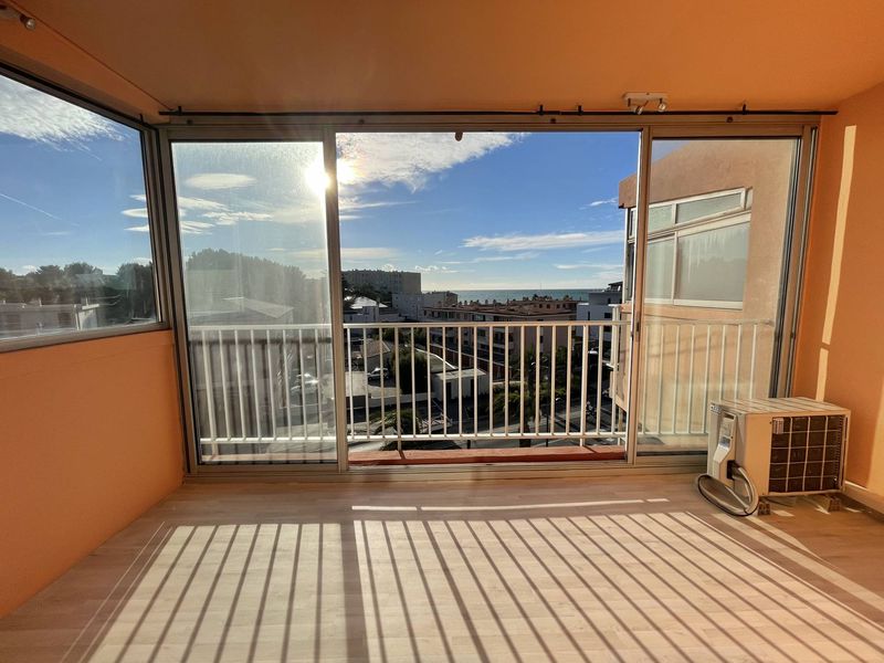 terrasse Location meublée appartement 1 pièce d'environ 28 m² avec terrasse vue mer 83140 Six four les plages