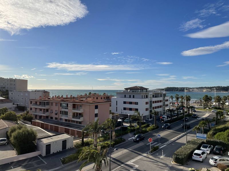 MAGNIFIQUE VUE MER pièce principale Location meublée appartement 1 pièce d'environ 28 m² avec terrasse vue mer 83140 Six four les plages