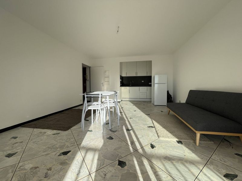 pièce principale Location meublée appartement 1 pièce d'environ 28 m² avec terrasse vue mer 83140 Six four les plages