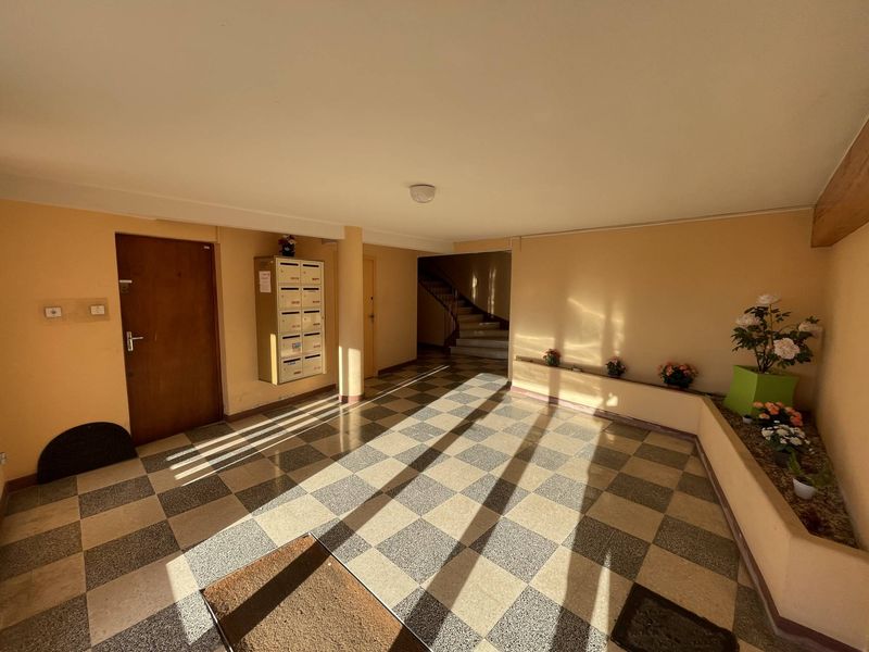 CAGE D ESCALIER pièce principale Location meublée appartement 1 pièce d'environ 28 m² avec terrasse vue mer 83140 Six four les plages