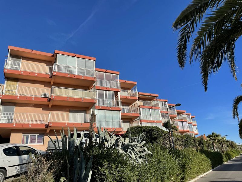 résidence Location meublée appartement 1 pièce d'environ 28 m² avec terrasse vue mer 83140 Six four les plages