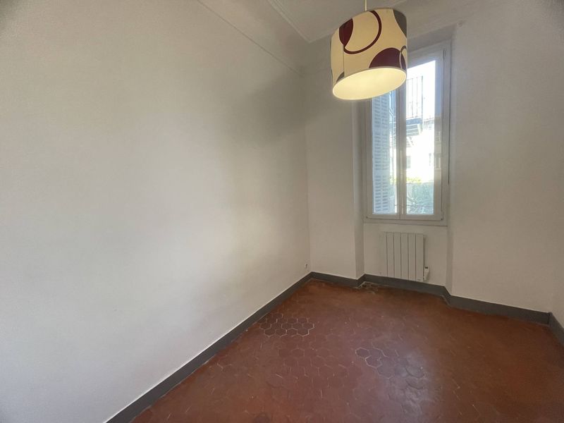 L'agence immobilière Provencia, acteur majeur de la location sur Marseille depuis plus de 20 ans vous présente à la location un Type 2 sur le secteur de Lodi - Castellane  13006 Marseille.