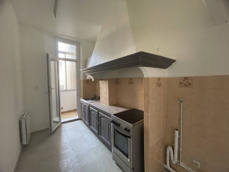 L'agence immobilière Provencia, acteur majeur de la location sur Marseille depuis plus de 20 ans vous présente à la location un Type 2 sur le secteur de Lodi - Castellane  13006 Marseille.