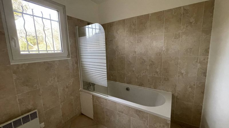 salle de bains A louer Maison T3 91 m² avec terrasse de 60 m² magnifique vue et 2 places de parking privatives 13013 Marseille