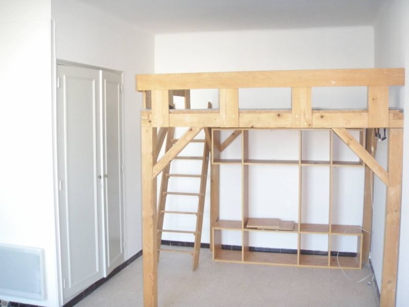 une grand pièce de vie ouvrant sur balcon avec vue dégagée à louer sur le secteur de Baille / la Timone