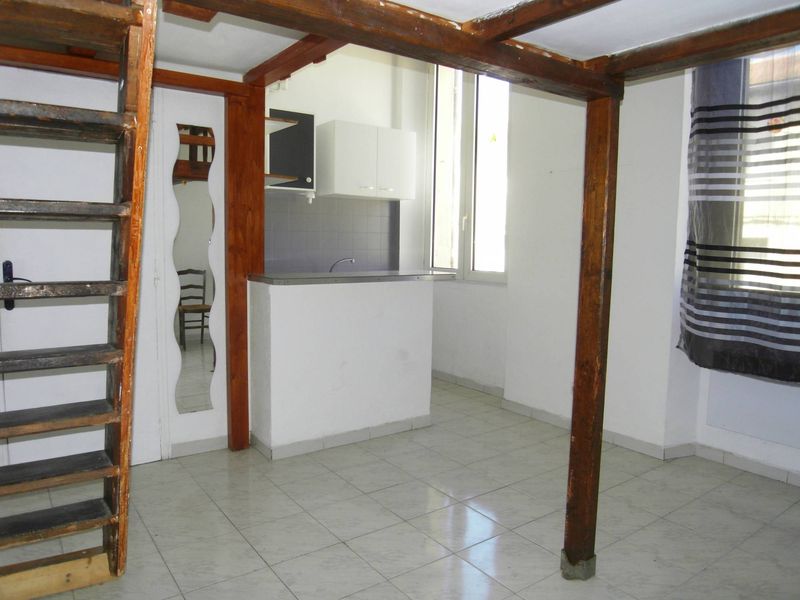 A louer T1 / studio 18 m² avec mezzanine en 1er étage situé à la Capelette 13010 Marseille