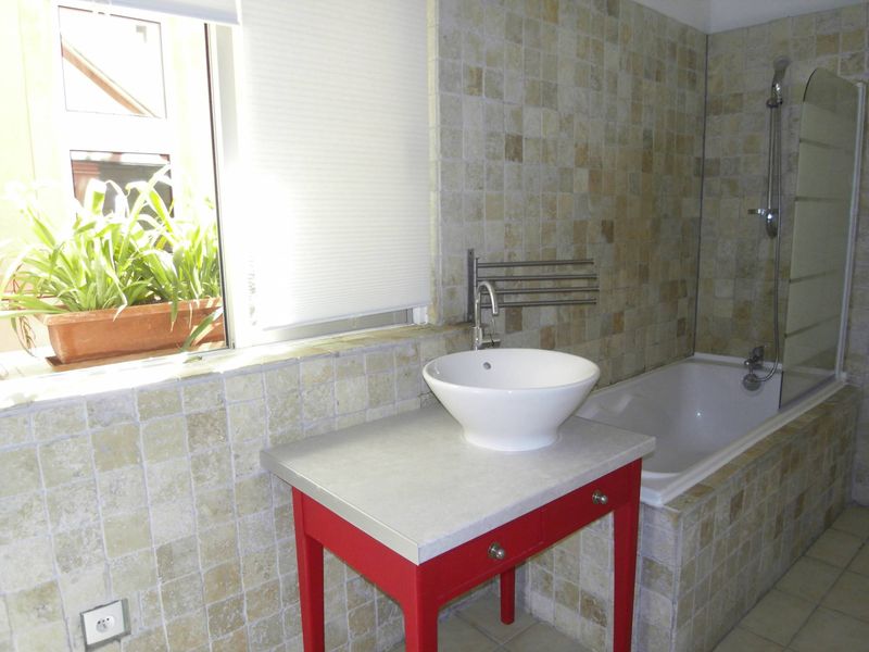 à louer t2 entièrement rénové 36 m² bien rare 13002 marseille