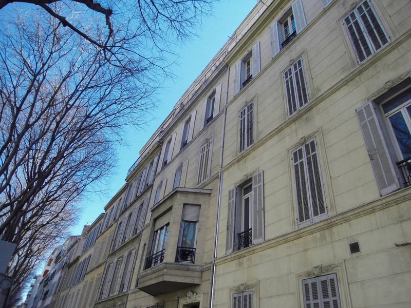 Provencia immobilier vous propose à la location un appartement 2 pièces meublé de 46 m² avec balcon sur le secteur du 5ème arrondissement de Marseille au pied du Métro Baille