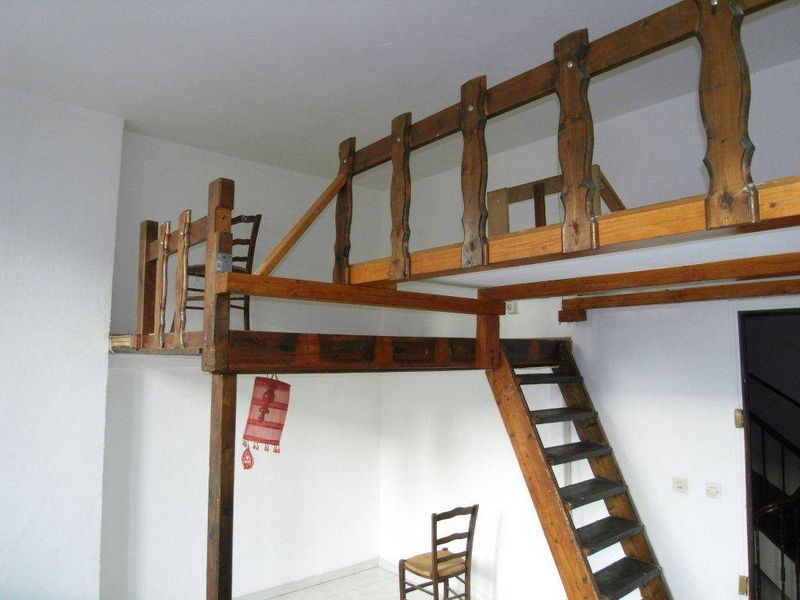 A louer T1 / studio 18 m² avec mezzanine en 1er étage situé à la Capelette 13010 Marseille